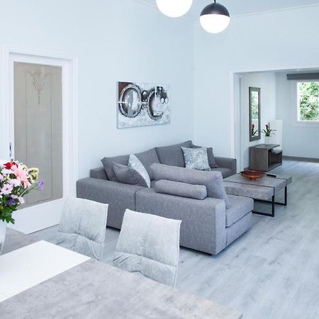 Sunny And Minimal Apt In Glyfada With 3 Bdrm Athens Luaran gambar
