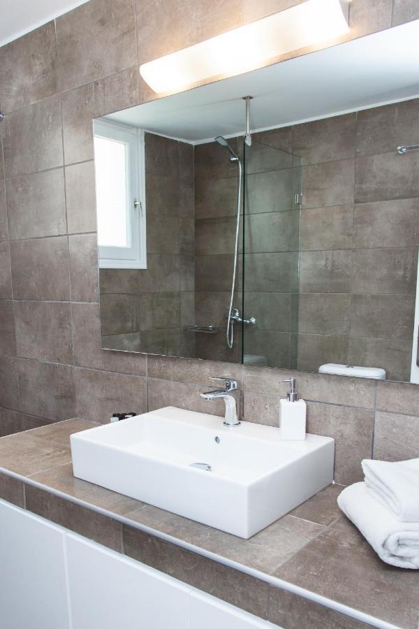Sunny And Minimal Apt In Glyfada With 3 Bdrm Athens Luaran gambar