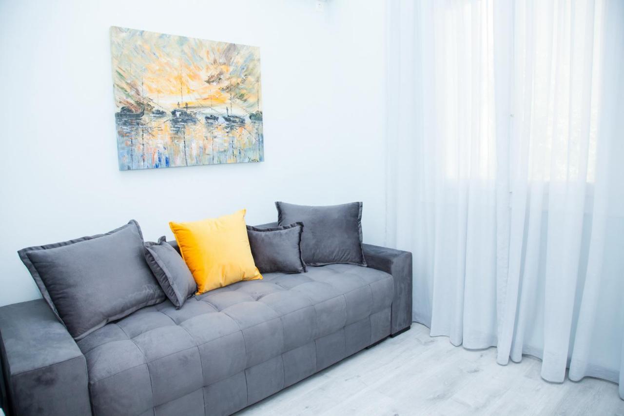 Sunny And Minimal Apt In Glyfada With 3 Bdrm Athens Luaran gambar